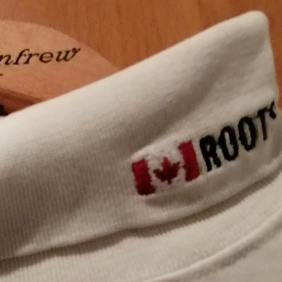 Early 2000's Roots Turtleneck in Perfect Condition - Picture 2 of 3